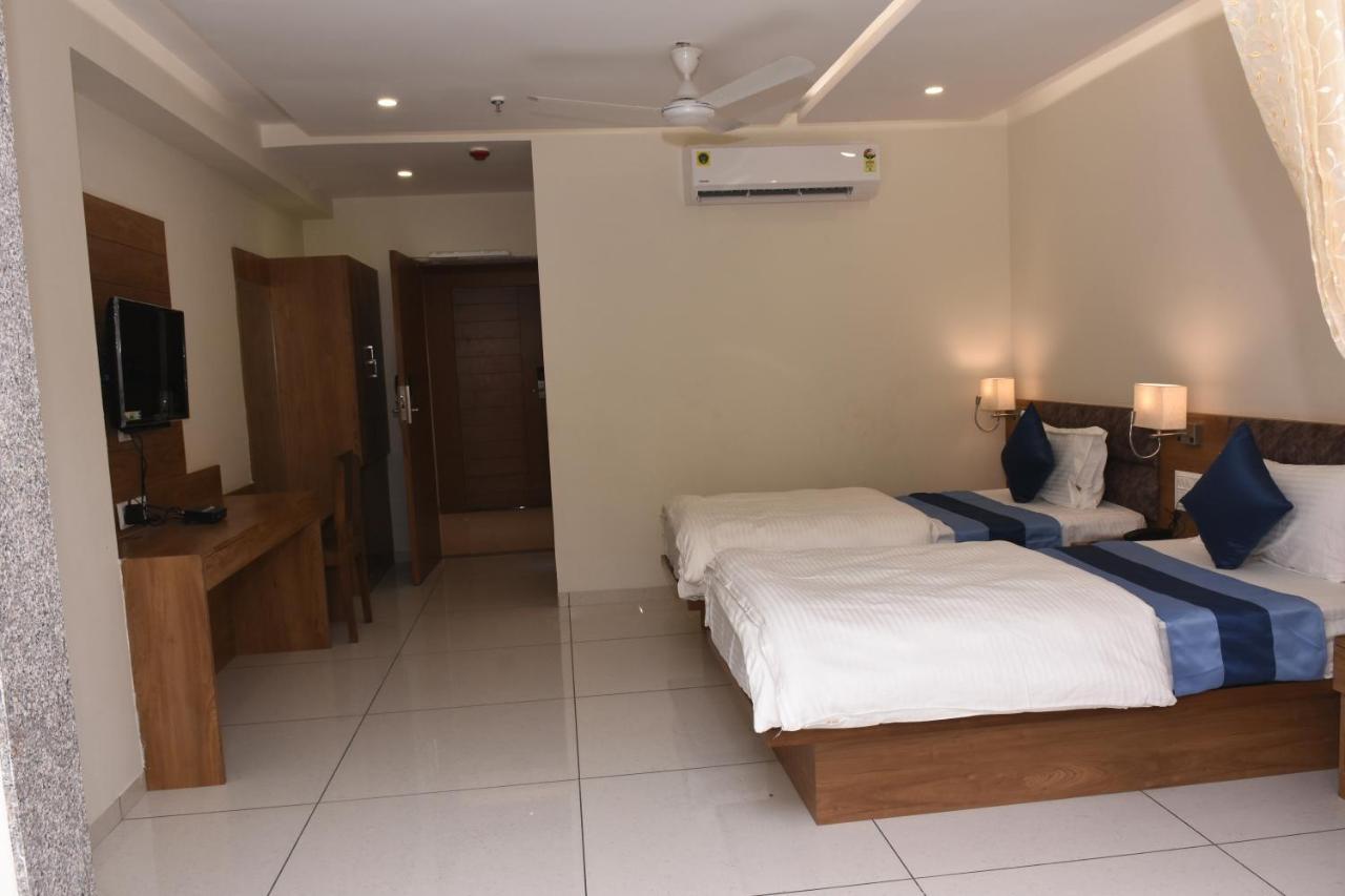 Hotel Golden Palace & Rooms Hālol エクステリア 写真